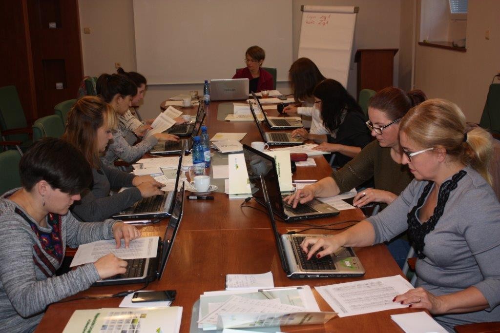 Zdjęcie przedstawia uczestników szkolenia podczas pracy przy komputerach