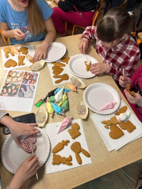 zajęcia dla dzieci z Ukrainy - dekorowanie ciastek