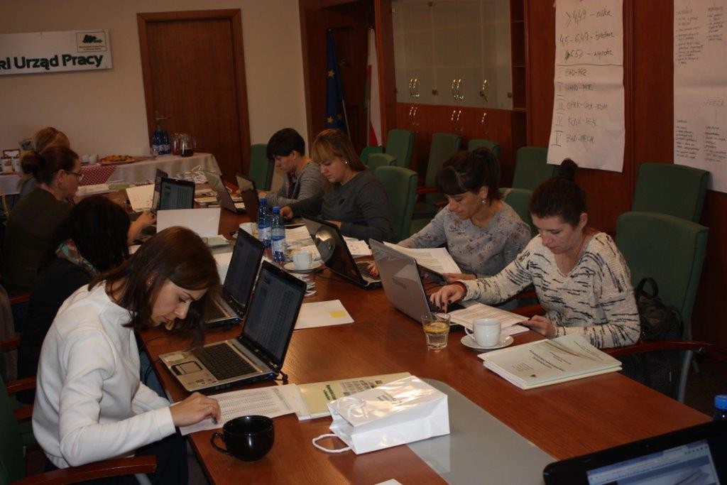 Zdjęcie pokazuje uczestników szkolenia podczas wykonywania zadań.