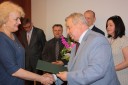 Marszałek Gawlik wręcza dyplom Julicie Szczepańskiej - Wróblewskiej