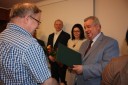 Wicemarszałek wręcza dyplom Mirosławowi Nowince